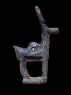 Bronstijd Brons, Stunning & Rare Shape Hanger  (Zonder, Antiquités & Art