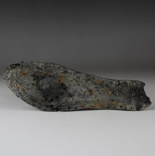 Oud-Romeins Leder Zool van een schoen met noppengaten., Verzamelen, Mineralen en Fossielen