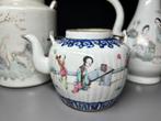 Een set van 3 antieke Chinese famille rose theepotten met, Antiek en Kunst