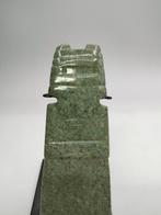 Pre-Columbiaans. Nicoya Jadeitische vogelamulet / bijlgod