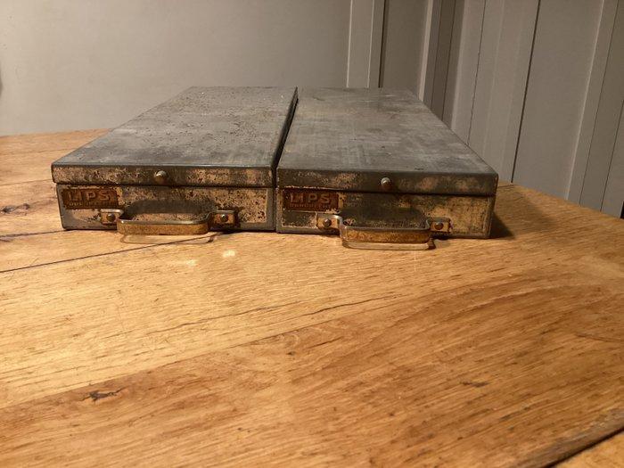 Lips - Kist (2) - Zinklegering, Messing - Bankkluis., Antiek en Kunst, Antiek | Wandborden en Tegels