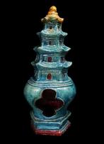 Oud-Chinees Pagode en sancai keramiek met turquoise glazuur