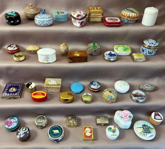 Div. Fabr. - Pillendoosje (43) - Div. modellen - Aardewerk,, Antiek en Kunst, Antiek | Speelgoed
