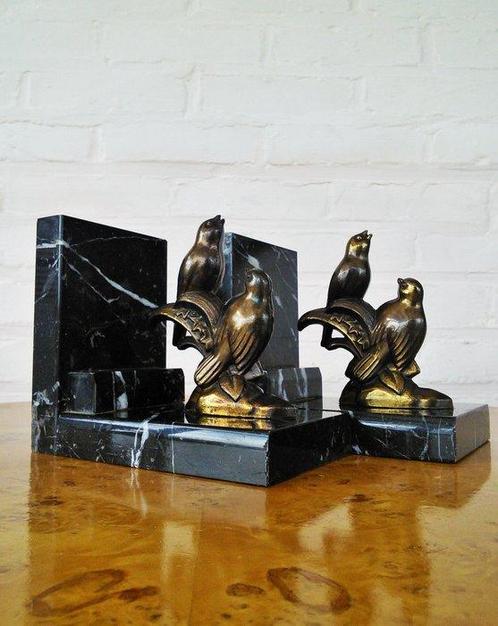 Twee vergulde boekensteunen met vogeltjes en geaderd marmer, Antiek en Kunst, Kunst | Designobjecten
