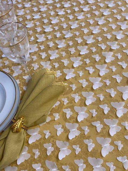 san leucio - Elegante tule tafellaken met 3D reliëfvlinders., Antiek en Kunst, Antiek | Tapijten, Tafelkleden en Textiel