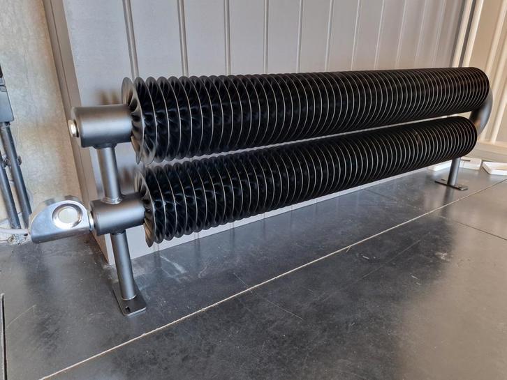 Industriële Ribbenbuisradiator – elektrisch 700 Watt – zwart, Doe-het-zelf en Bouw, Verwarming en Radiatoren, 500 tot 800 watt