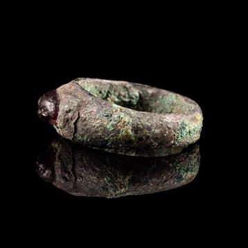 Romain antique Bague en bronze avec intaille de Diane - la