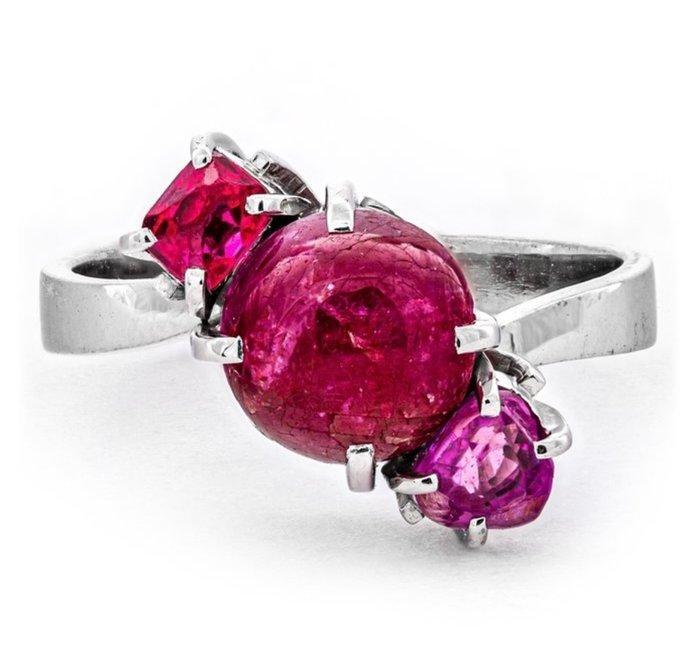 Ring - 14 karaat Witgoud - 2.50ct. tw. Robijn, Handtassen en Accessoires, Ringen