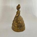 België. Tafelbel (1) Dame in plooijurk met paraplu en bijbel