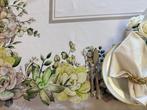 Elegante tafelkleed geplaatst in volledige Victoriaanse, Antiek en Kunst