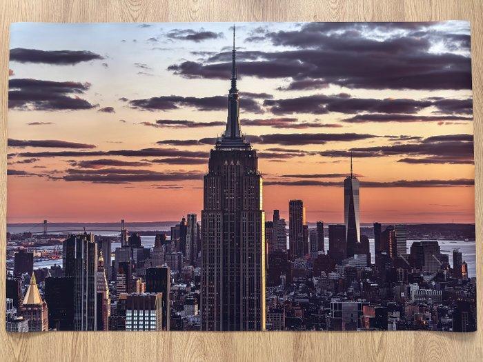 Viktoria Farkas - Empire at Dusk - XXL, Antiquités & Art, Art | Objets design