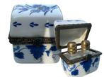 Deux flacons de parfum dans une boîte en porcelaine -, Antiquités & Art