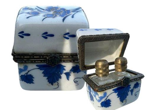 Deux flacons de parfum dans une boîte en porcelaine -, Antiquités & Art, Antiquités | Autres Antiquités