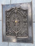 Decoratief rooster - Twee antieke deuren met ajour motief -