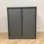 Tweedehands Ahrend roldeurkast vv 2 legbord en sleutel, Huis en Inrichting, Kasten | Roldeurkasten en Archiefkasten, Gebruikt