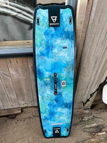 Brunotti Riptide Kiteboard Aqua 133cm + gravity pro pads, Kiteboard