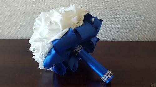 Bruidsmeisjesboeket foamrozen wit + kobaltblauw met strass, Hobby en Vrije tijd, Knutselen, Nieuw
