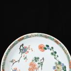 Assiette - Coupe aux émaux de la Famille Verte à décor de, Antiek en Kunst