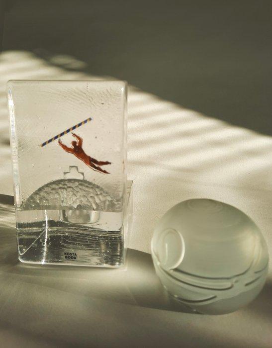 Kosta Boda - Bertil Vallien - sculptuur, sprong over de, Antiek en Kunst, Antiek | Glaswerk en Kristal