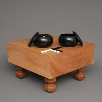 Table de jeu de go  (goban) avec pierres de go