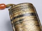 Den en golf Maki-e Inro met gegraveerde bot Netsuke en