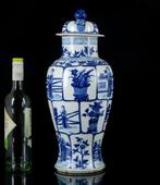 Un grand vase balustre chinois bleu et blanc Ladies and