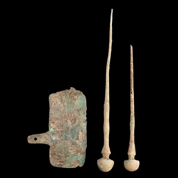 Oud-Romeins Bronzen toiletset: twee haarspelden en een, Antiek en Kunst, Antiek | Overige Antiek