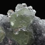 Groene fluoriet met gemmose calciet en kwarts Kristallen op, Verzamelen, Mineralen en Fossielen