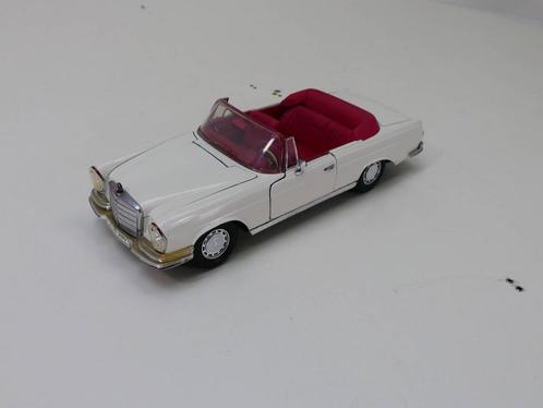 Schaal 1:18 Maisto Mercedes-Benz 280 SE Cabriolet #3148, Hobby en Vrije tijd, Modelauto's | 1:18, Gebruikt, Maisto, Ophalen of Verzenden