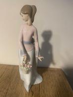 Lladró - Beeldje - Meisje met bloemenmand - Porselein