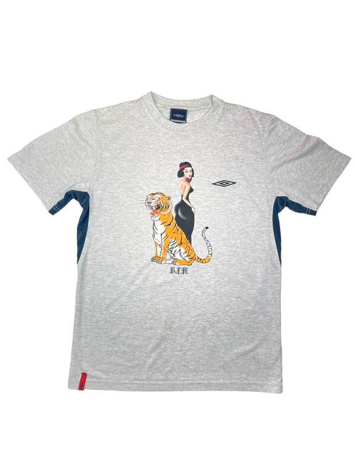 Umbro T-Shirt (Tiger design, reworked) Maat S, Bijoux, Sacs & Beauté, Accessoires Autre, Enlèvement ou Envoi