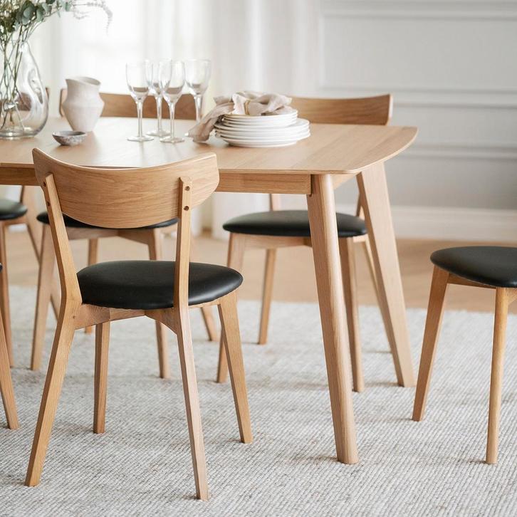 Eikenhouten eetkamerstoel| Zwart zitkussen| Op voorraad, Huis en Inrichting, Stoelen, Bruin, Eén, Nieuw, Hout, Verzenden