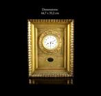 Een goede Oostenrijkse wandklok Empire Verguld hout -