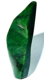 Zeldzaam diepgroen nefriet jade vrijvormig beeldhouwwerk