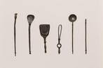 Oud-Romeins Brons Set medische instrumenten op een frame.