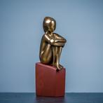 Figuur - Innocente - bronskleurig beeld van een zittende, Antiek en Kunst