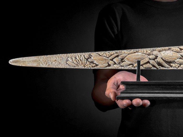 Geen minimumprijs - Uitgebeiteld zwaardvisrostrum op sokkel, Antiek en Kunst, Kunst | Designobjecten