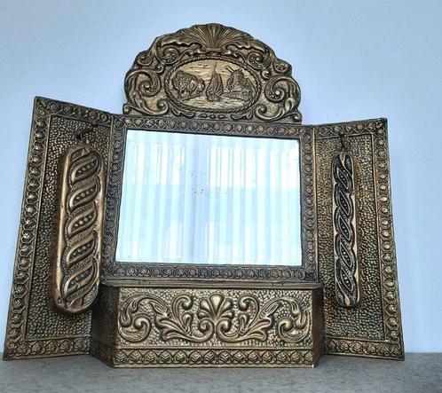 Spiegel  - gedreven latoenkoper op hout - antiek, met, Antiek en Kunst, Curiosa en Brocante