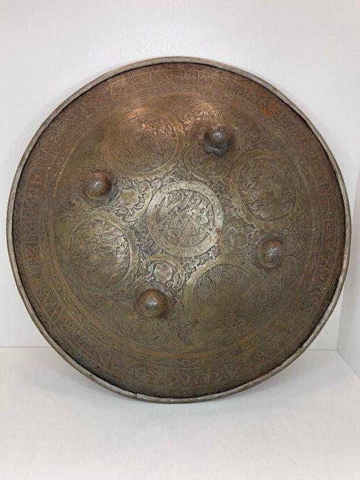 Qajar-stijl pantserset – helm, schild en armguard –, Antiek en Kunst, Kunst | Niet-Westerse kunst