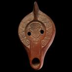 Laat-Romeins / Vroeg-Byzantijns Terracotta Olie lamp met, Antiek en Kunst