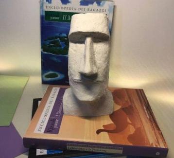 Statue, Statua di un Moai in colorazione bianca - gesso