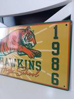 Stranger Things - - Film rekwisiet Hawkins High School, Nieuw