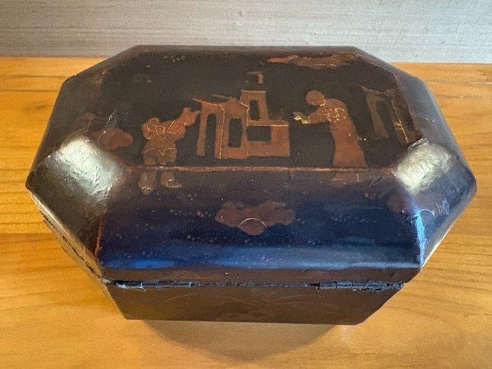 Chinoiserie lacquered - Theekistje / doosje - Hout, Antiek en Kunst, Antiek | Meubels | Stoelen en Sofa's