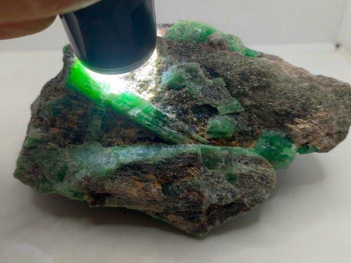 Emerald Crystal in Matrix - Vol met kristal- 455 g, Verzamelen, Mineralen en Fossielen
