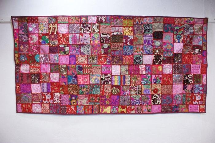 Wandtapijt Wanddecoratie Tafelkleed Patchwork Handwerk Rood, Antiek en Kunst, Antiek | Tapijten, Tafelkleden en Textiel