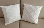 Elegante set kussens met flock-gehamerde ruitmotieven -