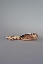 Een botbeeldhouwwerk - Benin - Nigeria, Antiquités & Art