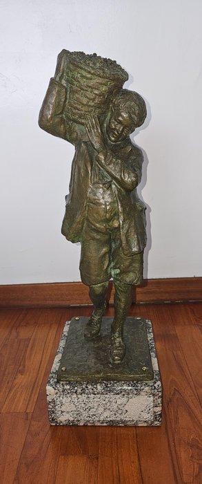 L. Frizzi - sculptuur, Ragazzo con cesto di fiori - 51.5 cm, Antiek en Kunst, Antiek | Keramiek en Aardewerk