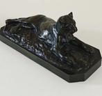 Louis Kley (1833-1911) - sculptuur, Lionne couchée - 8 cm -