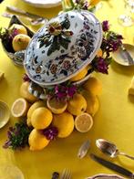 Tafelkleed voor grote tafels, met een elegante gele kleur. -